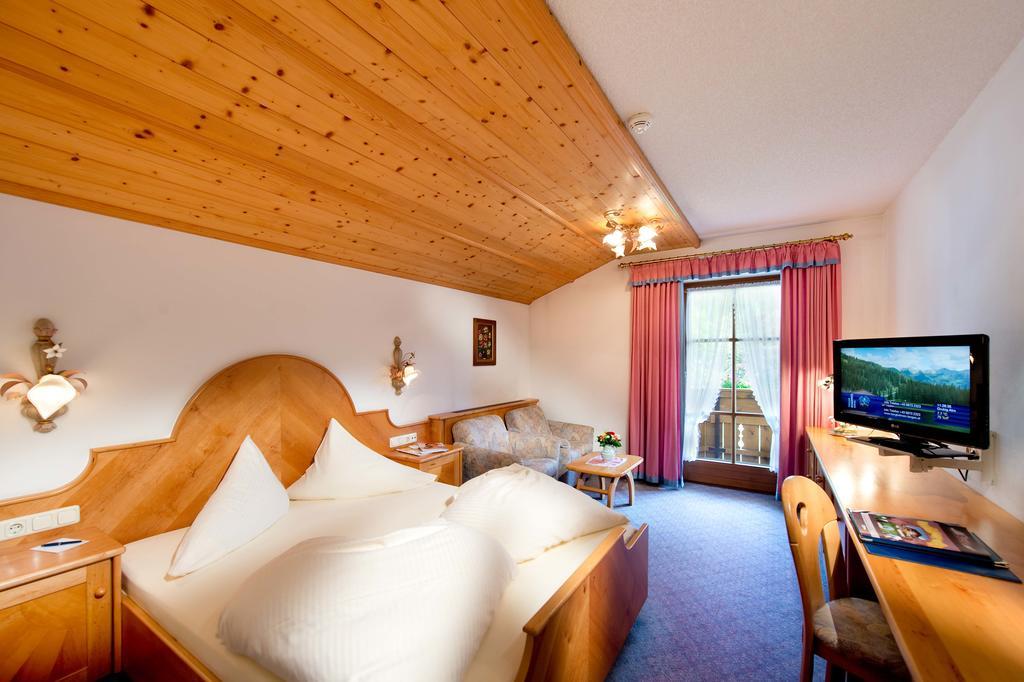 Hotel Bergland Lermoos Quarto foto