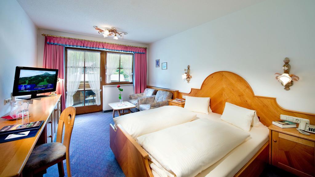 Hotel Bergland Lermoos Quarto foto